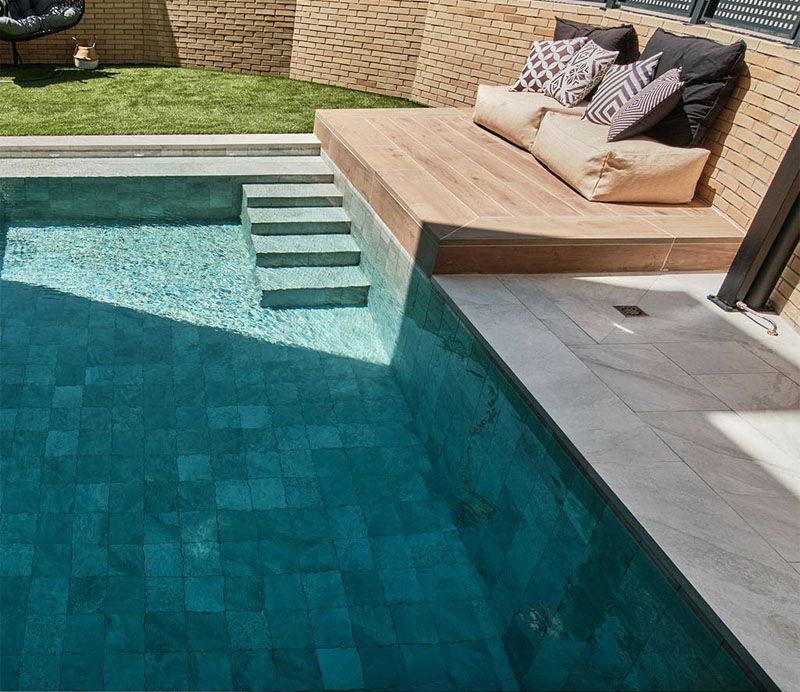gres porcelanico en piscinas