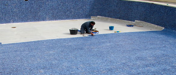 Rehabilitación piscina mediante revestimiento gresite. (Imagen: www.piedraseca.com)