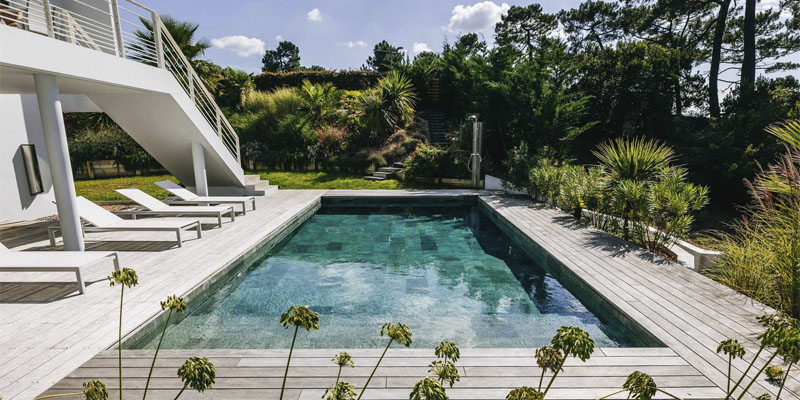 Gres porcelánico en una piscina de Bordeaux Piscines