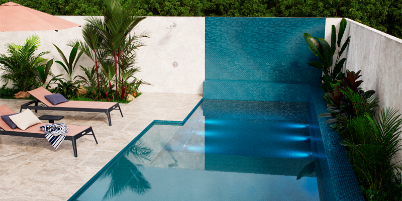 gresite lava glass de island stone instalado en piscina y pared