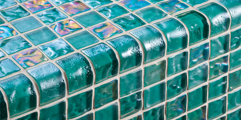 gresite lava glass de island stone en tonos verdes, instalado en borde piscina