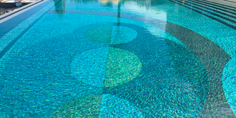 detalle de un revestimiento de piscina mediante metalización en frío